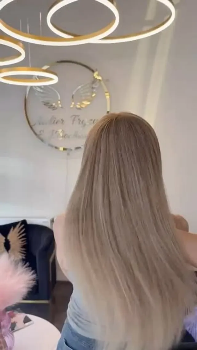 Beżowy blond na tle logo atelier